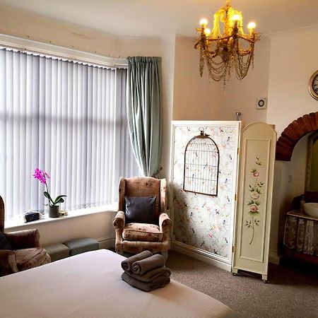 Sunset Guest House 亨斯坦顿 外观 照片 A bedroom at the Old Vicarage