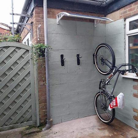 Sunset Guest House 亨斯坦顿 外观 照片 A bicycle shower