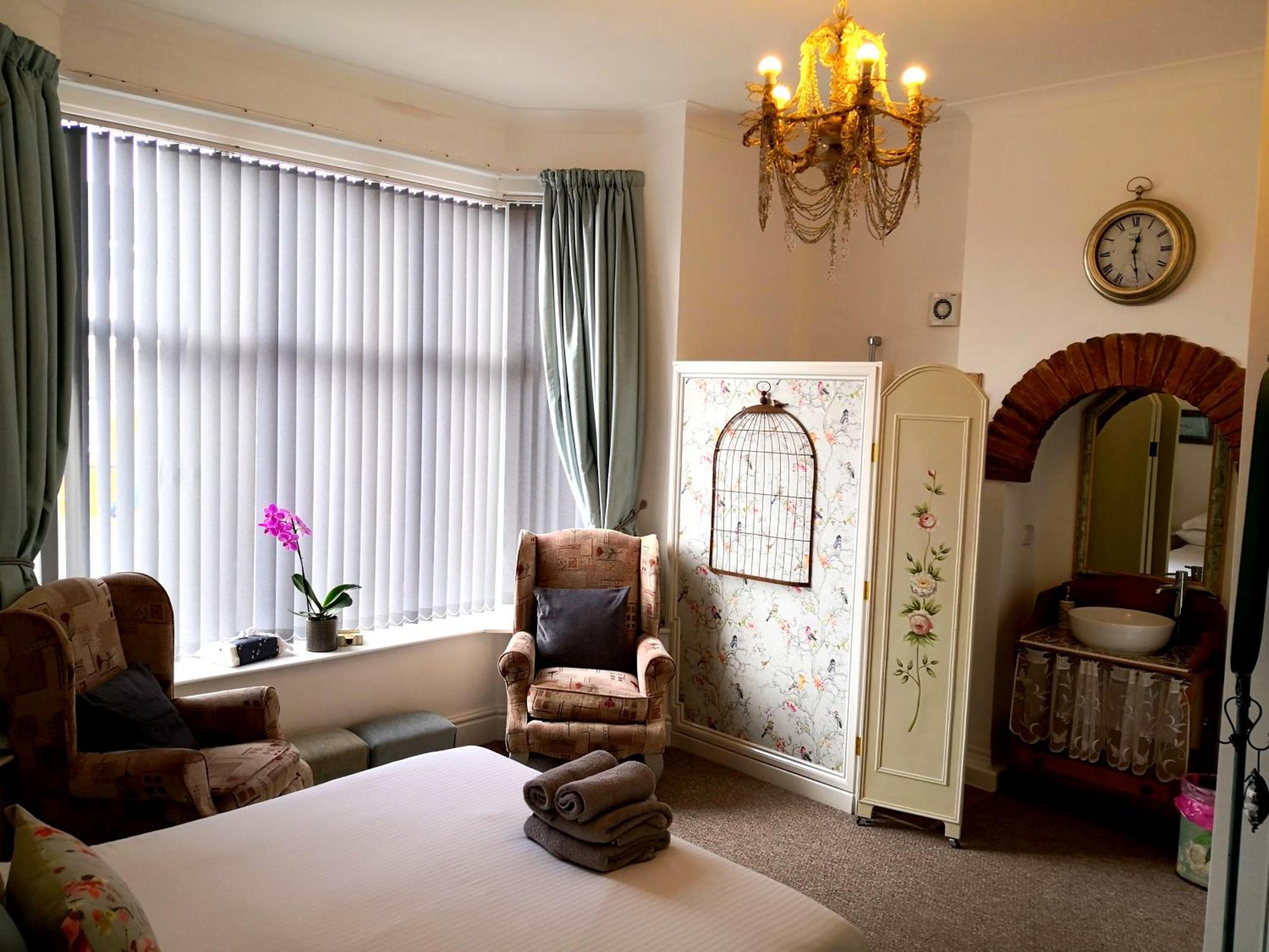 Sunset Guest House 亨斯坦顿 外观 照片 A bedroom at the Old Vicarage