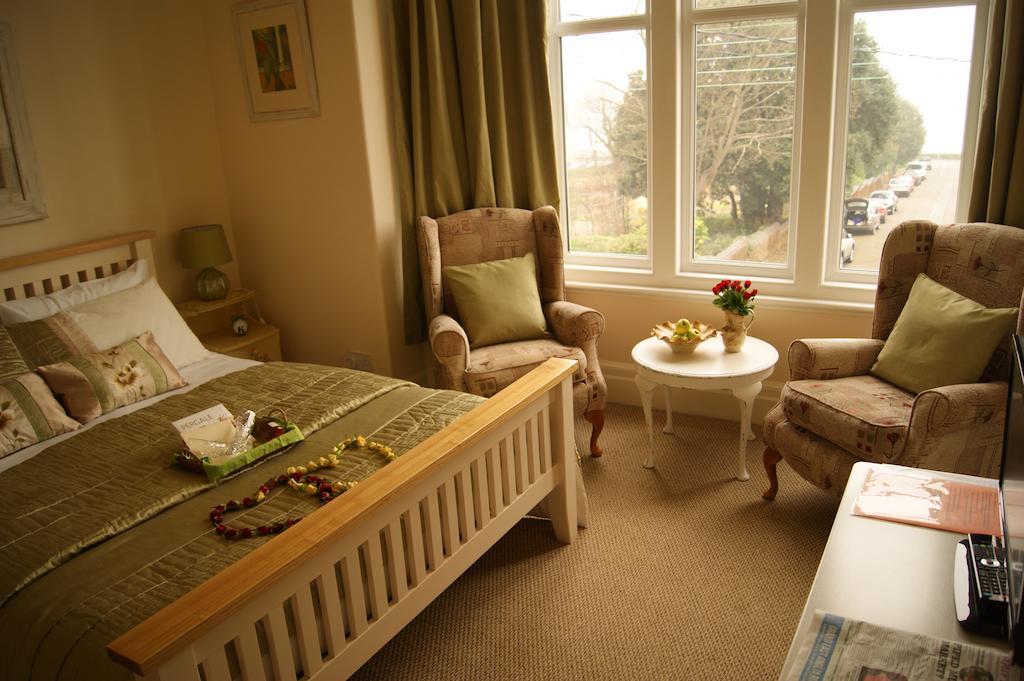 Sunset Guest House 亨斯坦顿 客房 照片 A typical bedroom in a care home