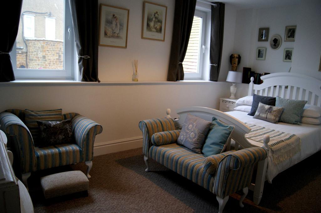 Sunset Guest House 亨斯坦顿 外观 照片 A room at the hotel