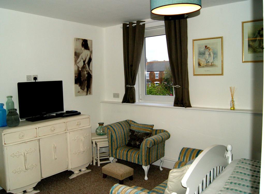 Sunset Guest House 亨斯坦顿 外观 照片 A typical bedroom in a UK HMO