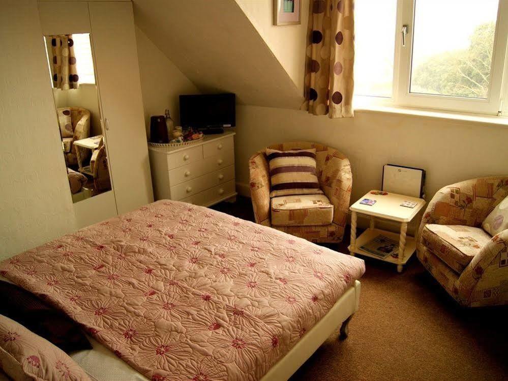 Sunset Guest House 亨斯坦顿 外观 照片 A bedroom in a typical residential home