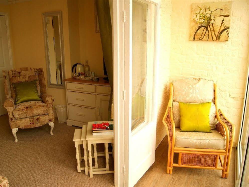 Sunset Guest House 亨斯坦顿 外观 照片 A typical room at the hostel