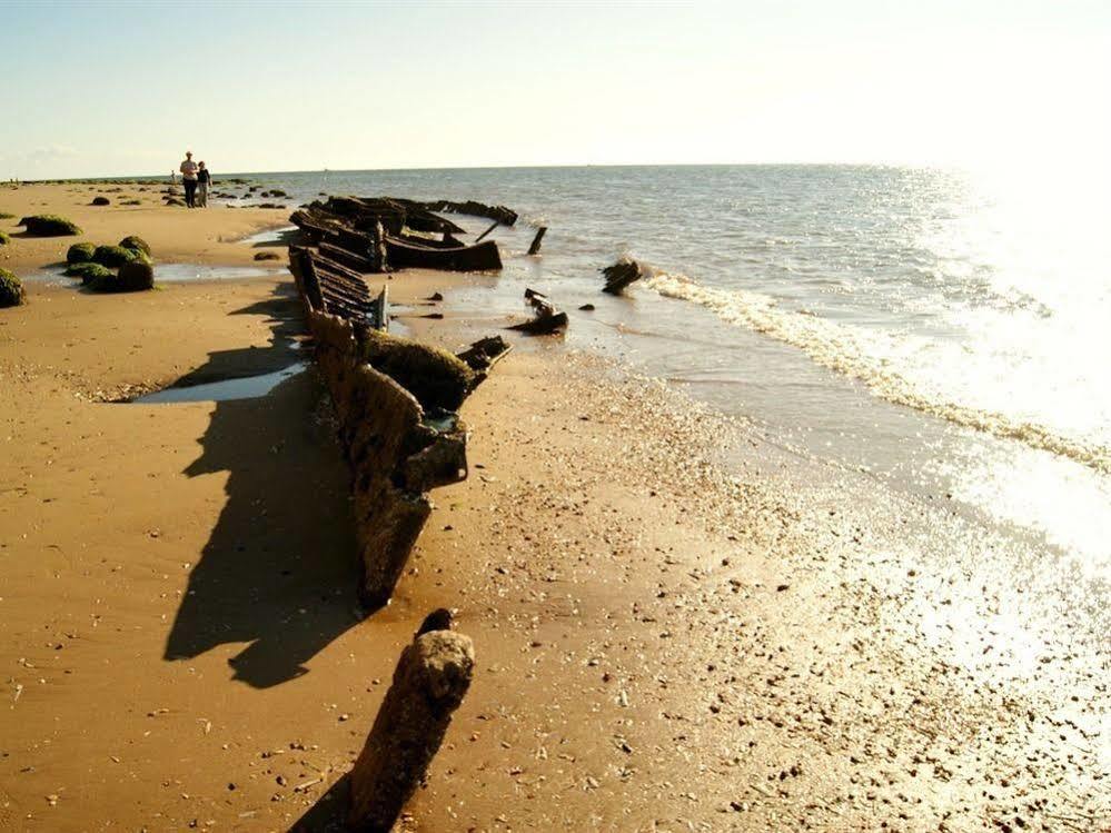 Sunset Guest House 亨斯坦顿 外观 照片 The wreck of the SS Norge